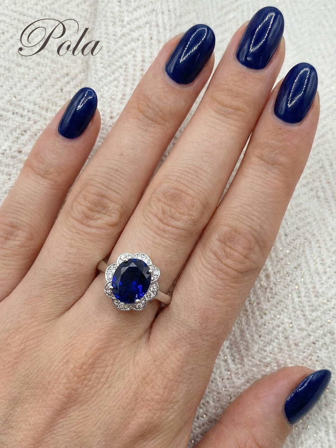 Wiktoria Ring prezentowany na dłoni