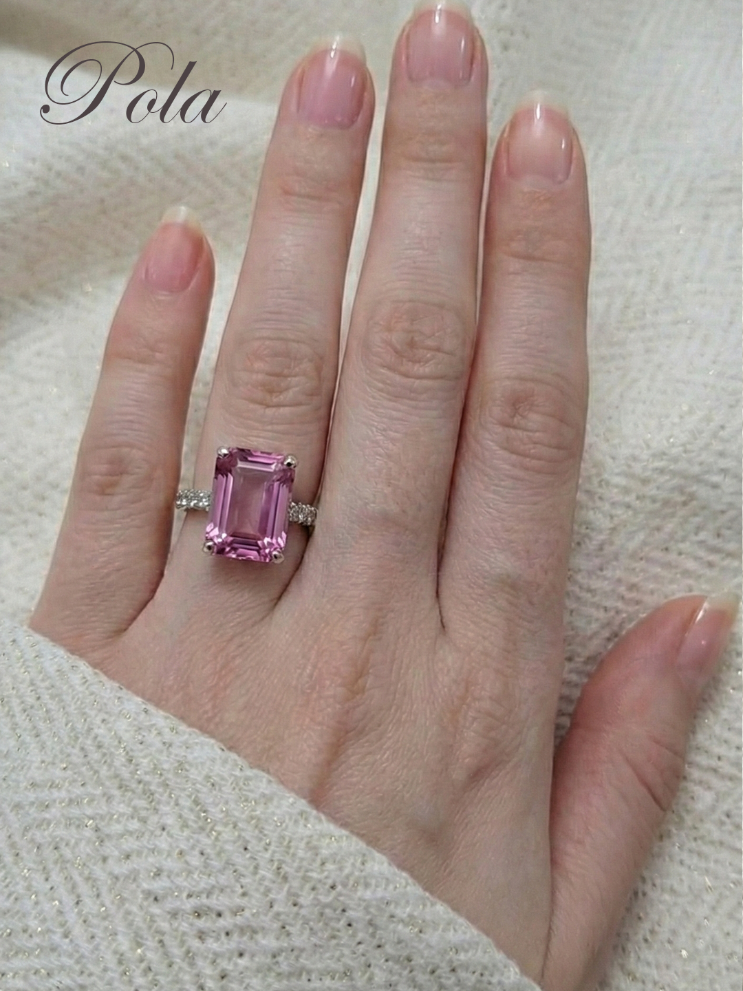 Złota biżuteria - pierścionek z rubinem laboratoryjnym Ellena