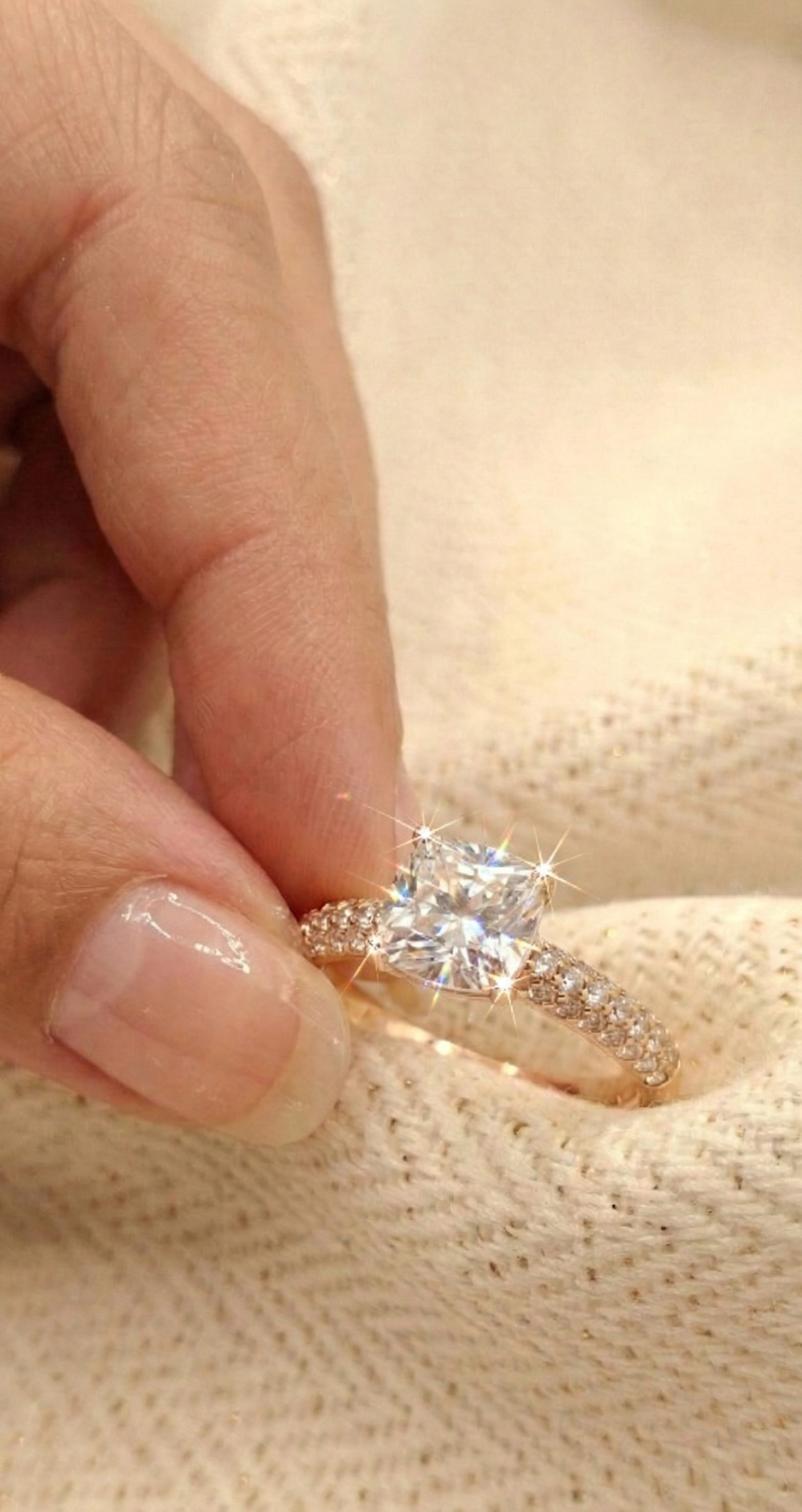 Złoty pierścionek z moissanitem - luksusowa złota biżuteria laboratoryjna