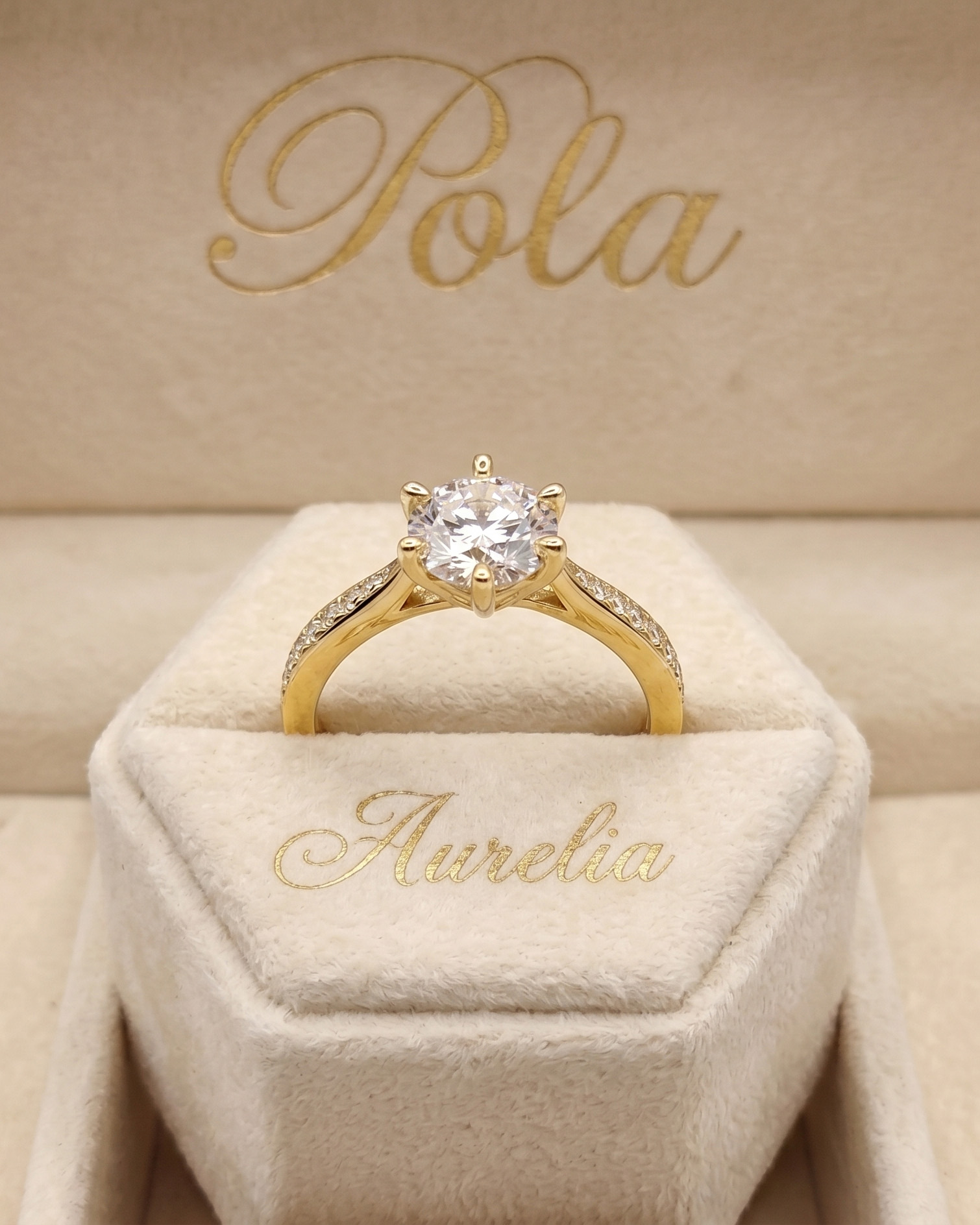 Złota biżuteria: Pierścionek zaręczynowy z moissanitem, kolekcja Aurelia